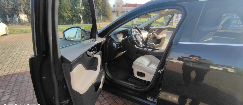 Jaguar F-Pace cena 88900 przebieg: 165200, rok produkcji 2017 z Kisielice małe 781